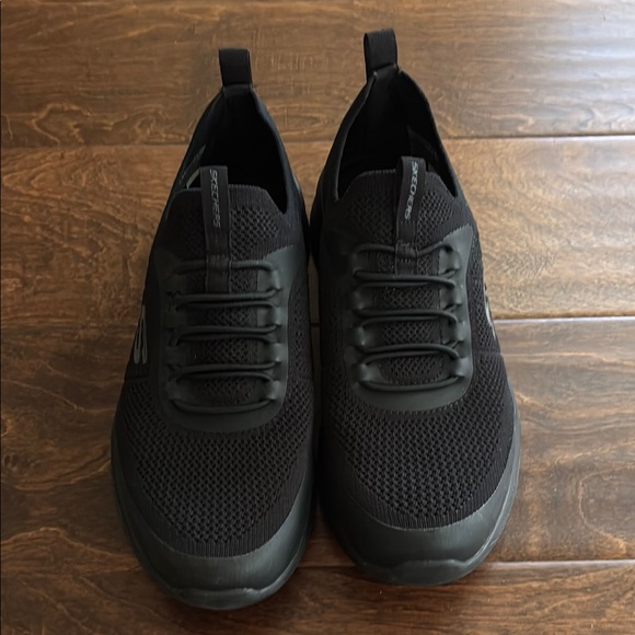 Skechers Men's Black Slip-on Athletic Shoes Size 8.5 - Picture 2 of 7